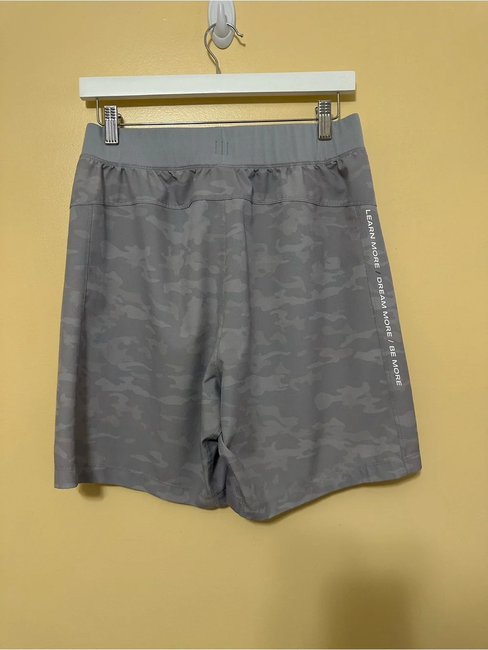 Alphalete Infinity Athletic Shorts Men Size M Gray Camo